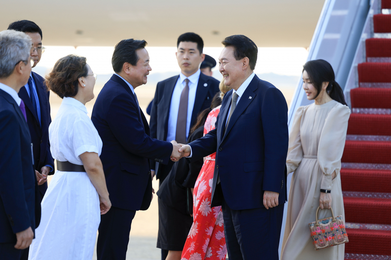 윤석열 대통령과 김건희 여사가 10일(현지시간) 북대서양조약기구(NATO·나토) 75주년 정상회의가 열리는 미국 워싱턴DC 인근 앤드루스 공군기지에 도착해 전용기인 공군 1호기에서 내린 뒤 조현동 주미대사와 인사하고 있다. [연합]