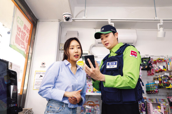 한 무인매장 점주가 에스원의 ‘안심라이프 올인원 패키지’ 서비스에 대한 설명을 듣고 있다. [에스원 제공]