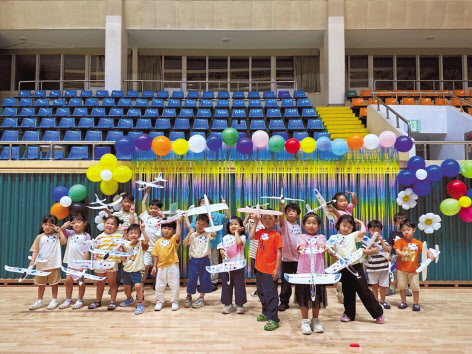 6월 9일 전남 광양에서 열린 ‘2024 포스코 콘서트’자녀 돌봄교실에서 어린이들이 기념촬영을 하고 있다. [포스코 제공]