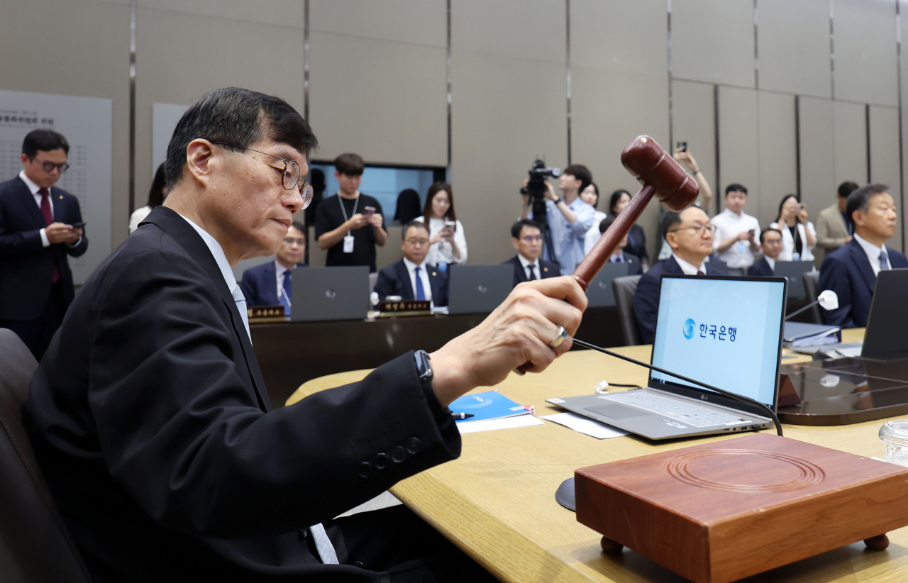 이창용 한국은행 총재가 11일 서울 중구 한국은행 본관에서 열린 금융통화위원회에서 의사봉을 두드리고 있다. [연합]