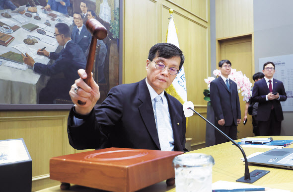 이창용 한국은행 총재가 11일 서울 중구 한국은행 본관에서 열린 금융통화위원회에서 의사봉을 두드리고 있다. [연합]