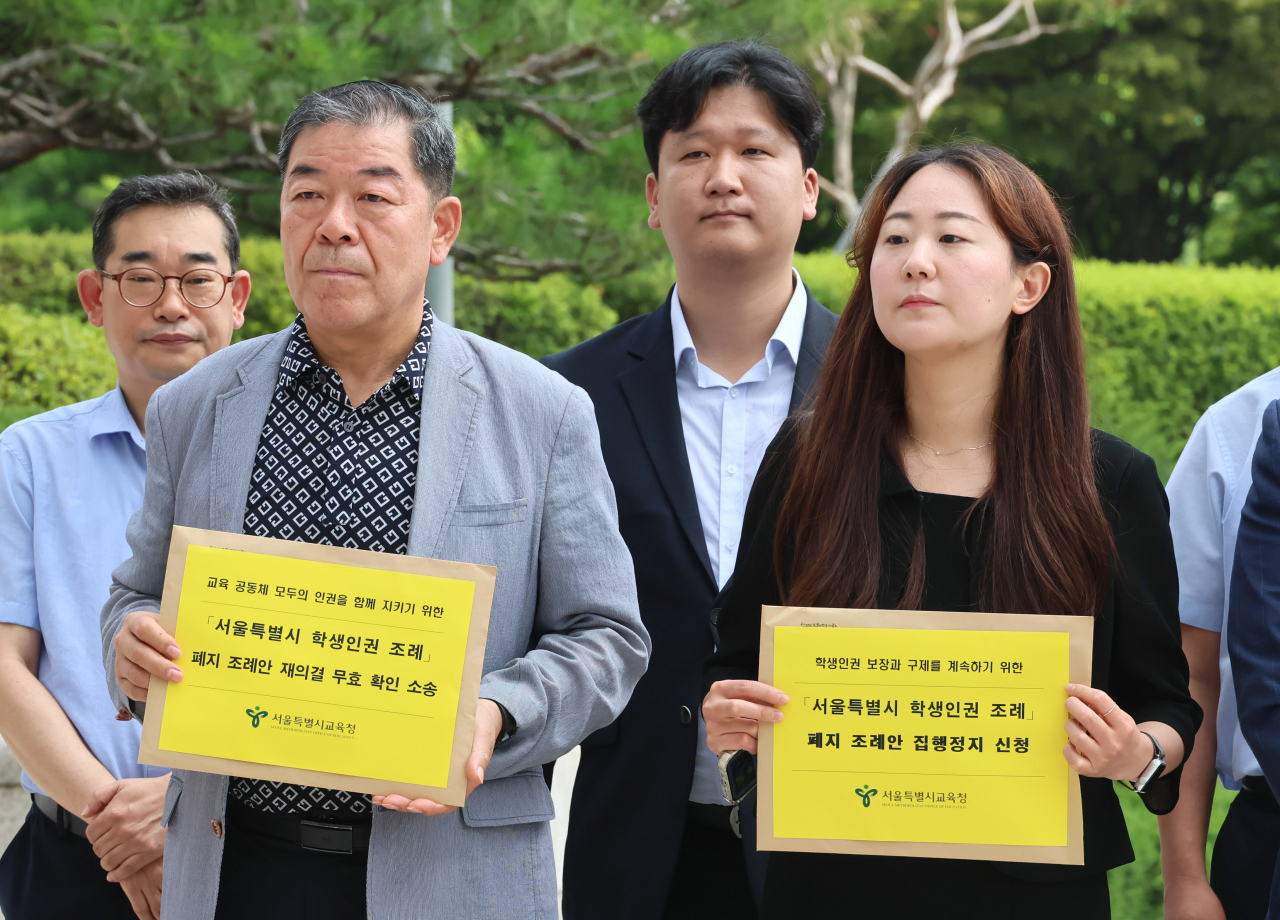 서울시교육청 관계자와 조희연 교육감 법무대리인 등이 11일 서울 서초구 대법원에서 학생인권조례 폐지 조례안 무효 확인 소송 및 집행정지 신청서 제출을 위해 민원실로 향하고 있다. [연합]