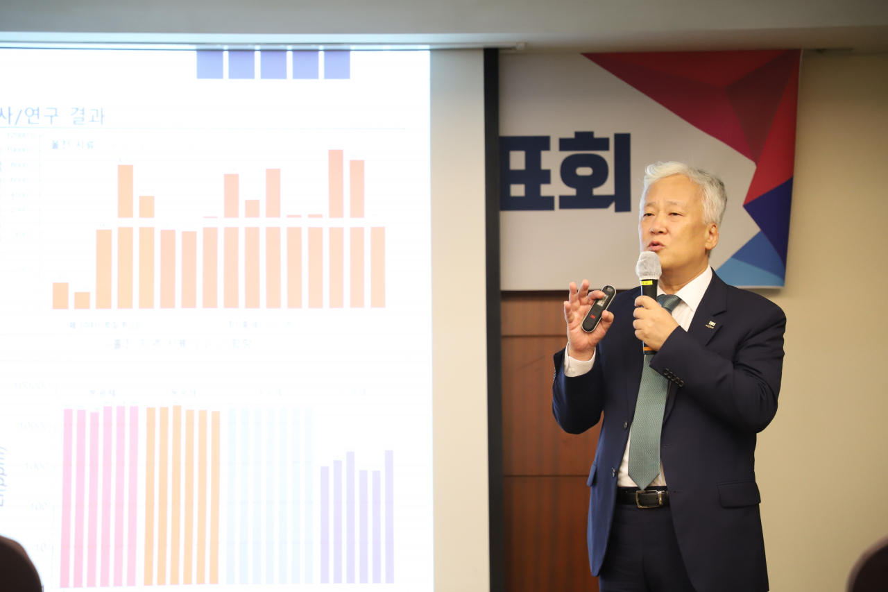 이평구 한국지질자원연구원장이 11일 열린 국내 12개 리튬 유망 광상 탐사결과 발표회에서 결과를 설명하고 있다.[한국지질자원연구원 제공]
