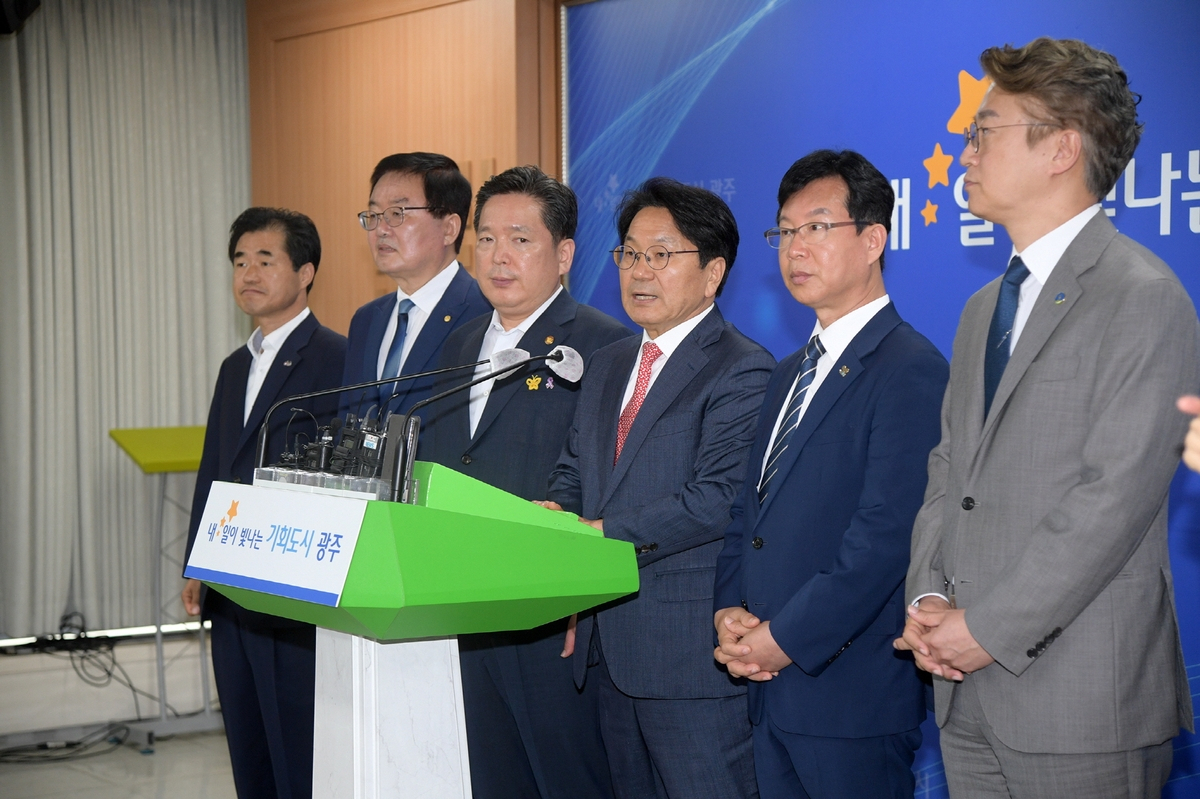 광주시가 주민 반발에 부닥친 자원회수시설(소각장) 입지 공모 절차를 보류하고 자치구와 함께 재공모하기로 했다.