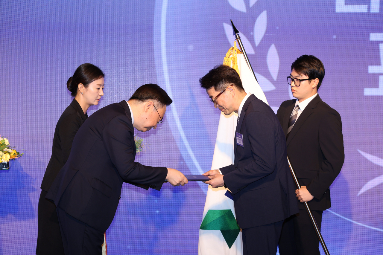 11일 보건복지부가 주최한 제13회 인구의 날 기념행사에서 남궁훈(오른쪽 두번째) HD한국조선해양 전무(HR부문장)가 HD현대를 대표해 대통령 표창을 받고 있다. [HD현대 제공]