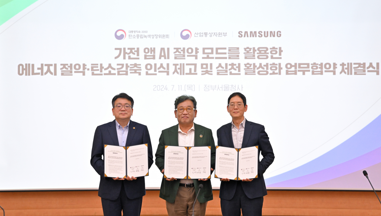최남호 산업통상자원부 제2차관(사진 왼쪽부터), 김상협 탄소중립녹색성장위원회 민간공동위원장, 박찬우 삼성전자 부사장이 11일 정부서울청사에서 에너지 절약 및 탄소감축을 위한 업무협약을 체결하고 기념촬영을 하고 있다.[탄소중립녹색성장위원회 제공]