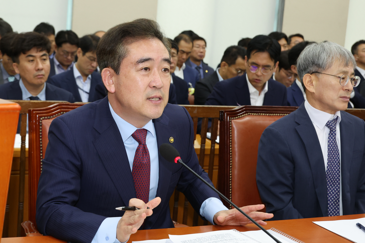 11일 오전 서울 여의도 국회에서 열린 행정안전위원회 전체회의. 윤희근 경찰청장이 해병대 채상병 순직 사건 수사심의위원회와 관련한 질의에 답하고 있다. [연합]