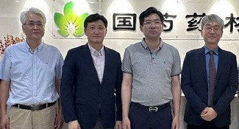 왕용광 국약약재광동지사연구소장(왼쪽부터), 유성완 헥토헬스케어 전무, 천옌린 국약약재 회장, 김석진 헥토헬스케어 대표가 지난 9일 중국 베이징 시노메디 본사에서 수출계약을 하고 있다. [헥토헬스 제공]