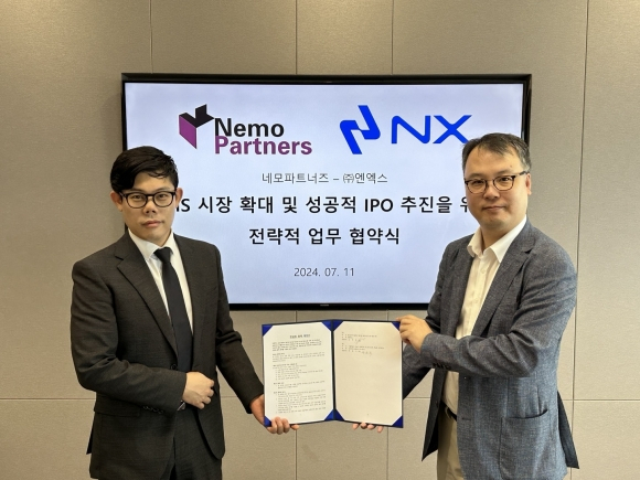 엔엑스 남주현(왼쪽) 대표와 네모파트너스 곽원식 대표가 11일 전략적 업무 협약을 체결하고 있다. [사진=엔엑스 제공]