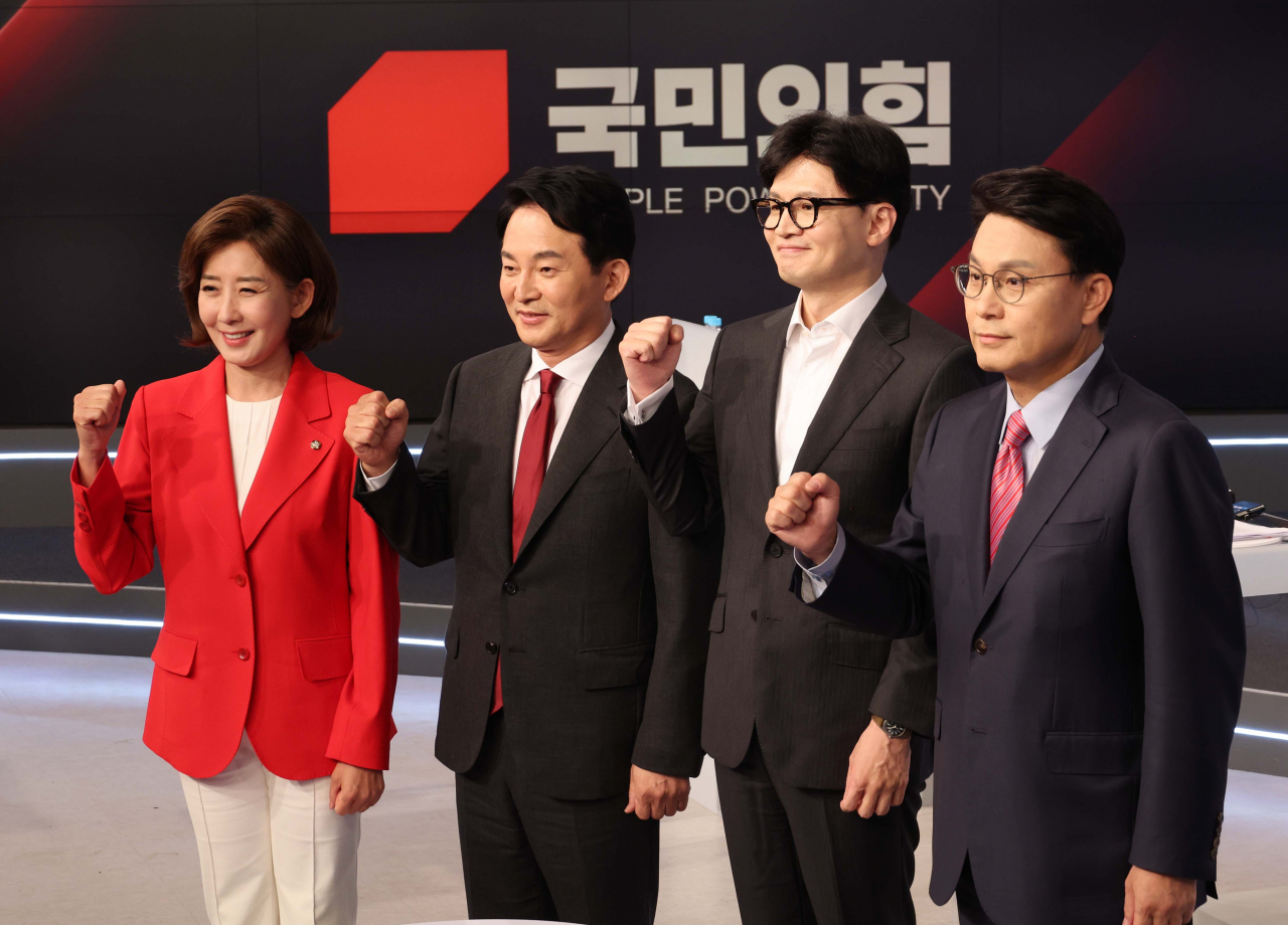 나경원 국민의힘(왼쪽부터), 원희룡, 한동훈, 윤상현 당 대표 후보가 11일 서울 중구 MBN 스튜디오에서 열리는 2차 당 대표 후보 방송토론회에 앞서 기념 촬영하고 있다. [연합]
