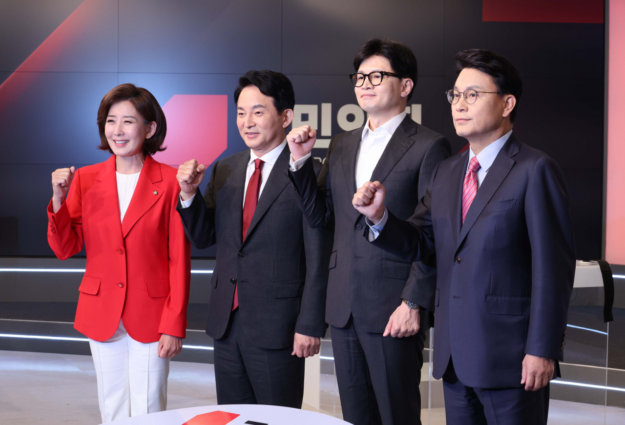 나경원(왼쪽부터), 원희룡, 한동훈, 윤상현 국민의힘 대표 후보가 11일 서울 중구 MBN 스튜디오에서 열리는 2차 당 대표 후보 방송토론회에 앞서 기념 촬영하고 있다. [연합]