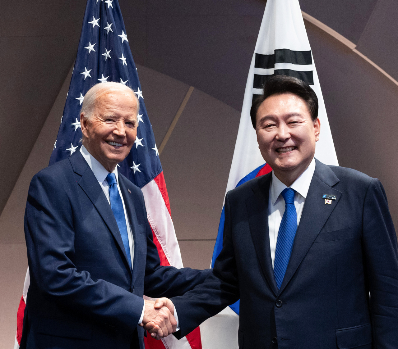 북대서양조약기구(NATO·나토) 정상회의에 참석한 윤석열 대통령이 11일(현지시간) 미국 워싱턴DC 월터 E. 워싱턴 컨벤션센터에서 열린 한미 정상회담에서 조 바이든 미국 대통령과 악수하고 있다. [연합]