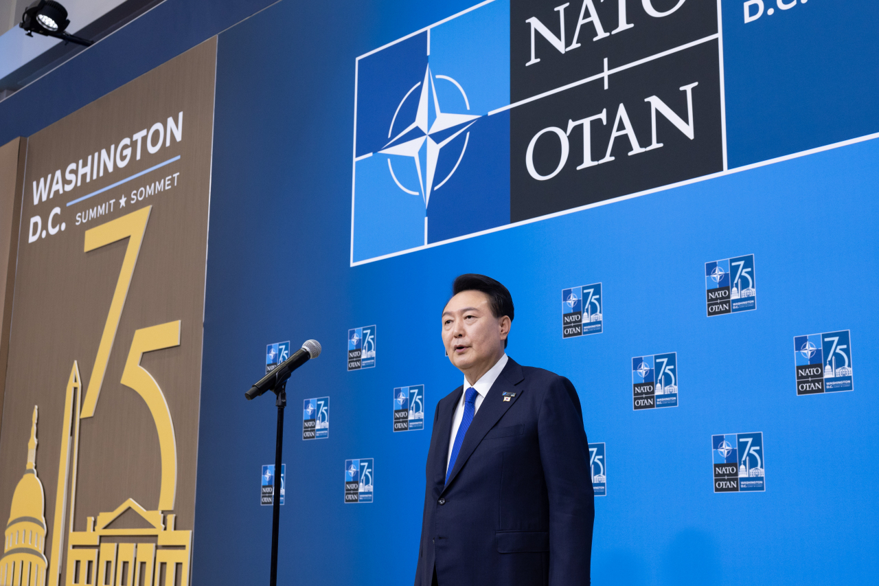 윤석열 대통령이 11일(현지시간) 북대서양조약기구(NATO·나토) 75주년 정상회의가 개최된 미국 워싱턴DC 월터 E. 워싱턴 컨벤션센터에 도착해 발언하고 있다. [연합]