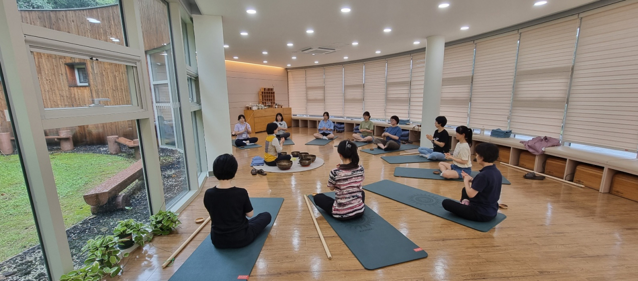 용인산림센터에서 진행 중인 싱일볼 프로그램 참가자.[용인시 제공]