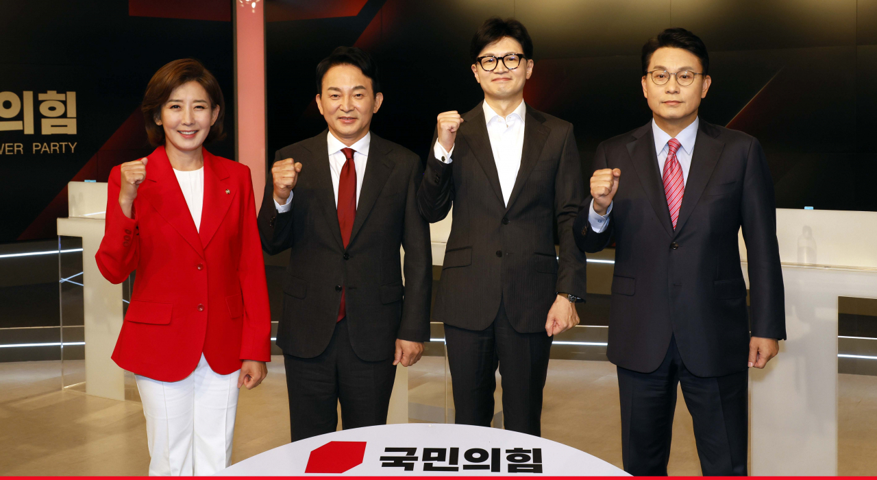국민의힘 나경원(왼쪽부터), 원희룡, 한동훈, 윤상현 당 대표 후보가 11일 서울 중구 MBN 스튜디오에서 열리는 2차 당 대표 후보 방송토론회에 앞서 기념 촬영하고 있다. [연합]