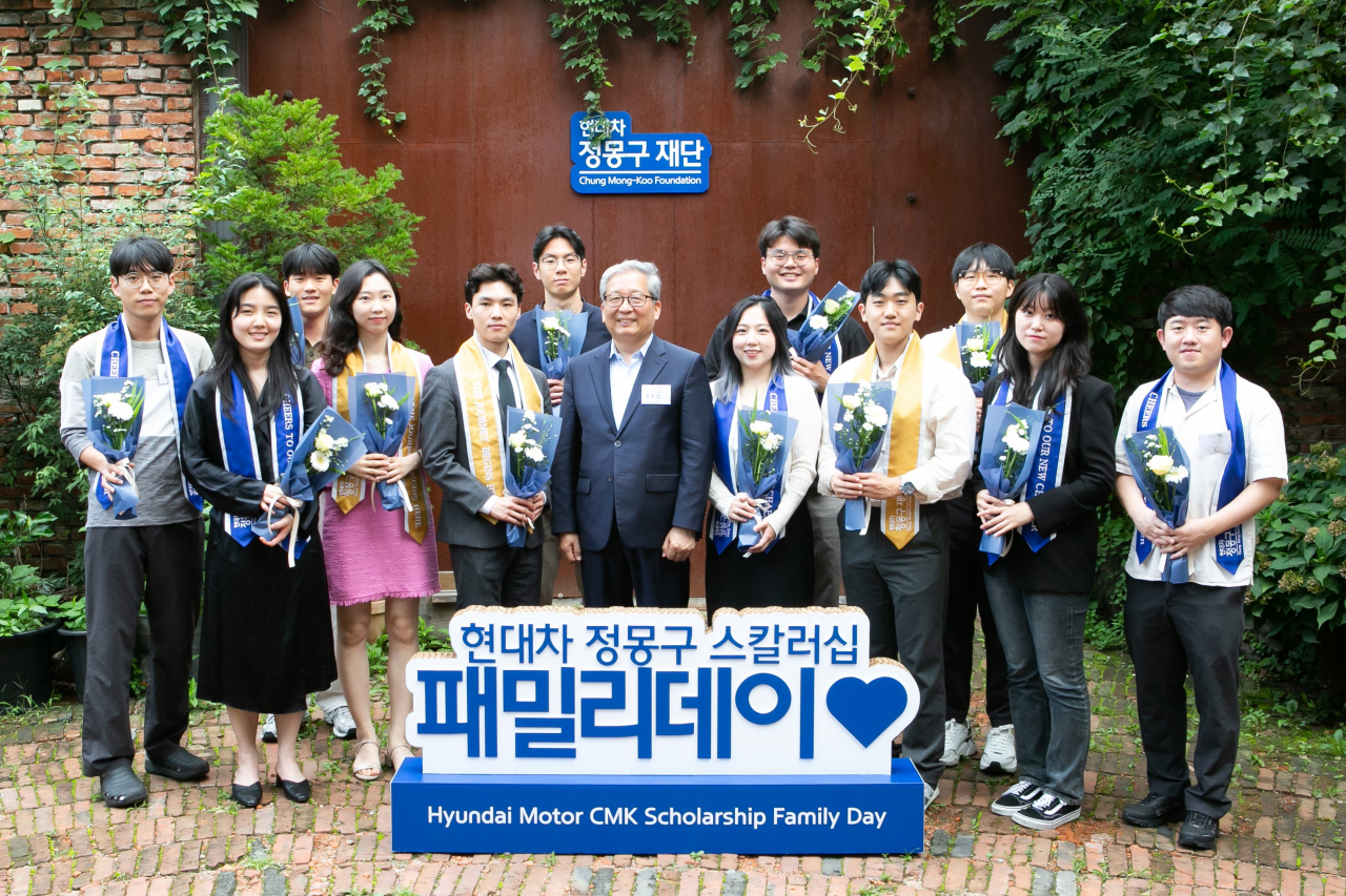 7월 11일 서울 성수동에서 개최된 '2024 현대차 정몽구 스칼러십 패밀리데이’에서 졸업생들이 기념촬영을 하고 있다. [현대차 정몽구 재단 제공]
