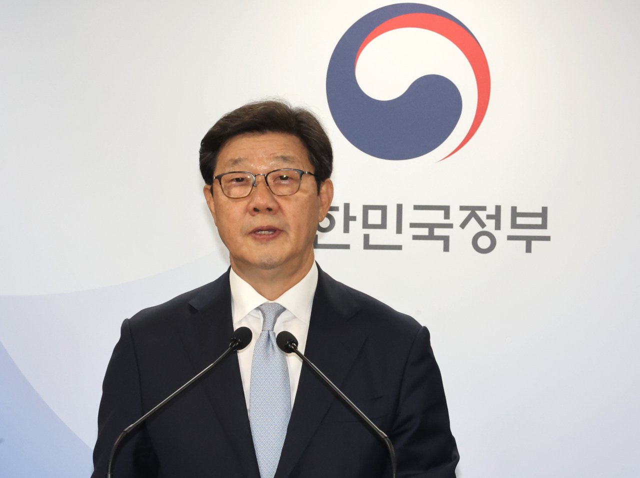 노연홍 의료개혁특별위원회 위원장이 11일 서울 종로구 정부서울청사에서 이날 열린 제5차 의료개혁특별위원회 논의 결과와 관련해 브리핑하고 있다.[연합]