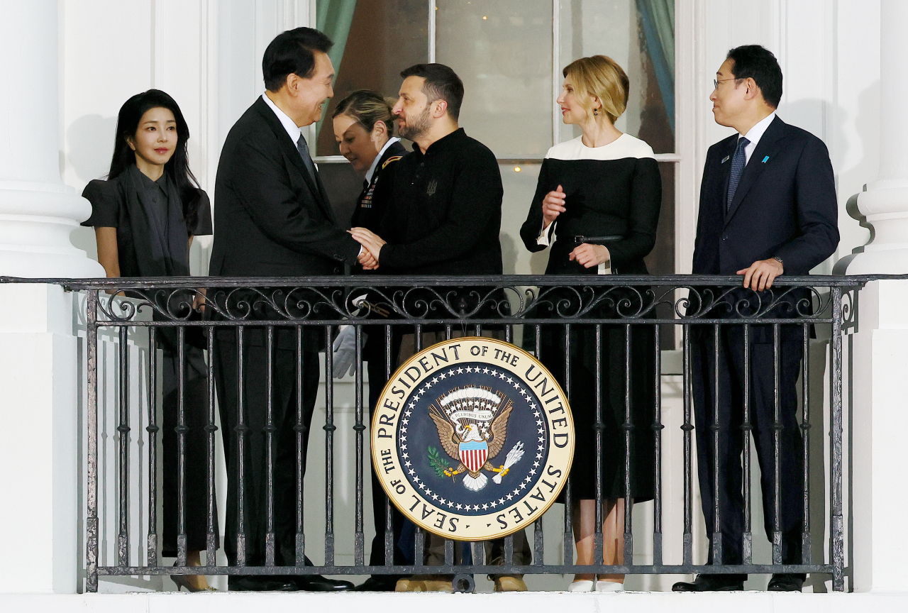 북대서양조약기구(NATO·나토) 75주년 정상회의 참석을 위해 미국을 방문한 윤석열 대통령이 김건희 여사와 함께 10일(현지시간) 워싱턴DC 백악관에서 열린 공식 환영 만찬 리셉션에 참석해 발코니에서 볼로디미르 젤렌스키 우크라이나 대통령과 올레나 젤렌스카 여사와 인사하고 있다. 젤렌스카 여사 오른쪽은 기시다 후미오 일본 총리. [연합]
