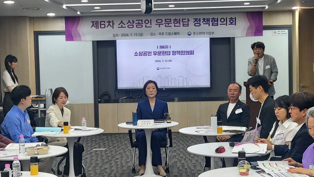 오영주(가운데) 중소벤처기업부 장관이 12일 서울 마포구 드림스퀘어에서 열린 ‘제6차 소상공인 우문현답 정책협의회’에서 인사말을 하고 있다. [사진=유재훈 기자]