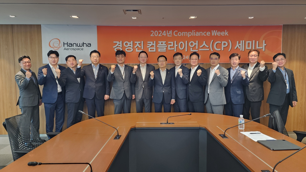 손재일(가운데) 한화에어로스페이스 대표이사와 임직원이 지난 9일 서울 한화빌딩에서 컴플라이언스 위크 행사의 하나로 진행된 ‘경영진 컴플라이언스 세미나’에서 기념촬영을 하고 있다. [한화에어로스페이스 제공]