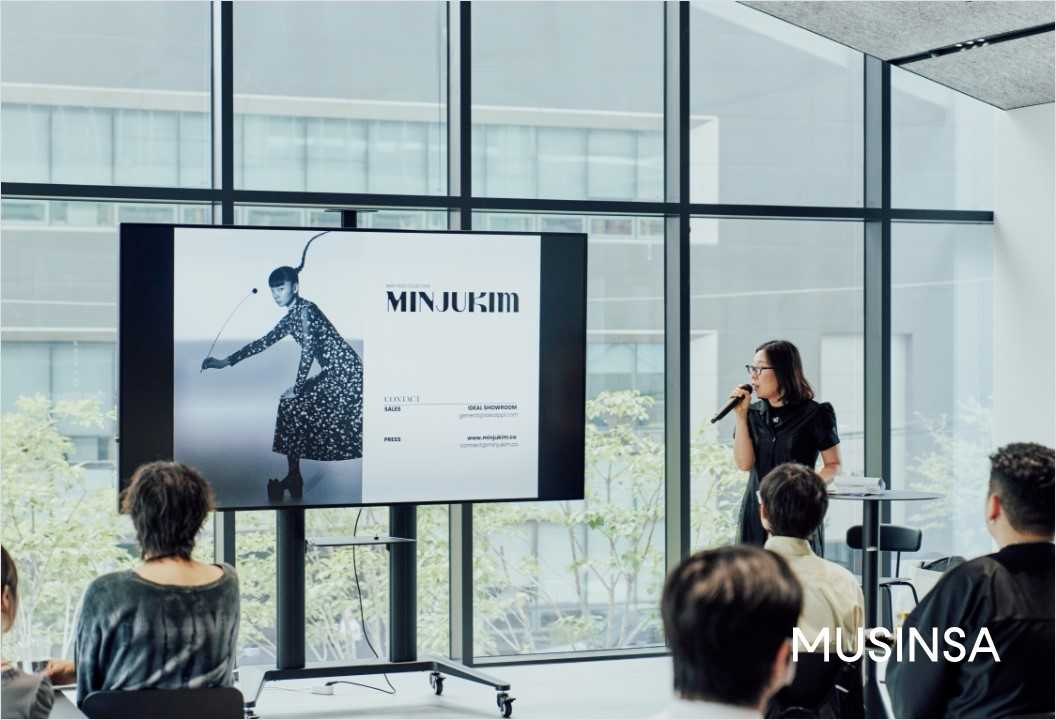 브랜드 민주킴의 디렉터인 김민주 디자이너가 지난 11일 무신사 패션 장학생을 대상으로 강연하고 있다. [무신사 제공]