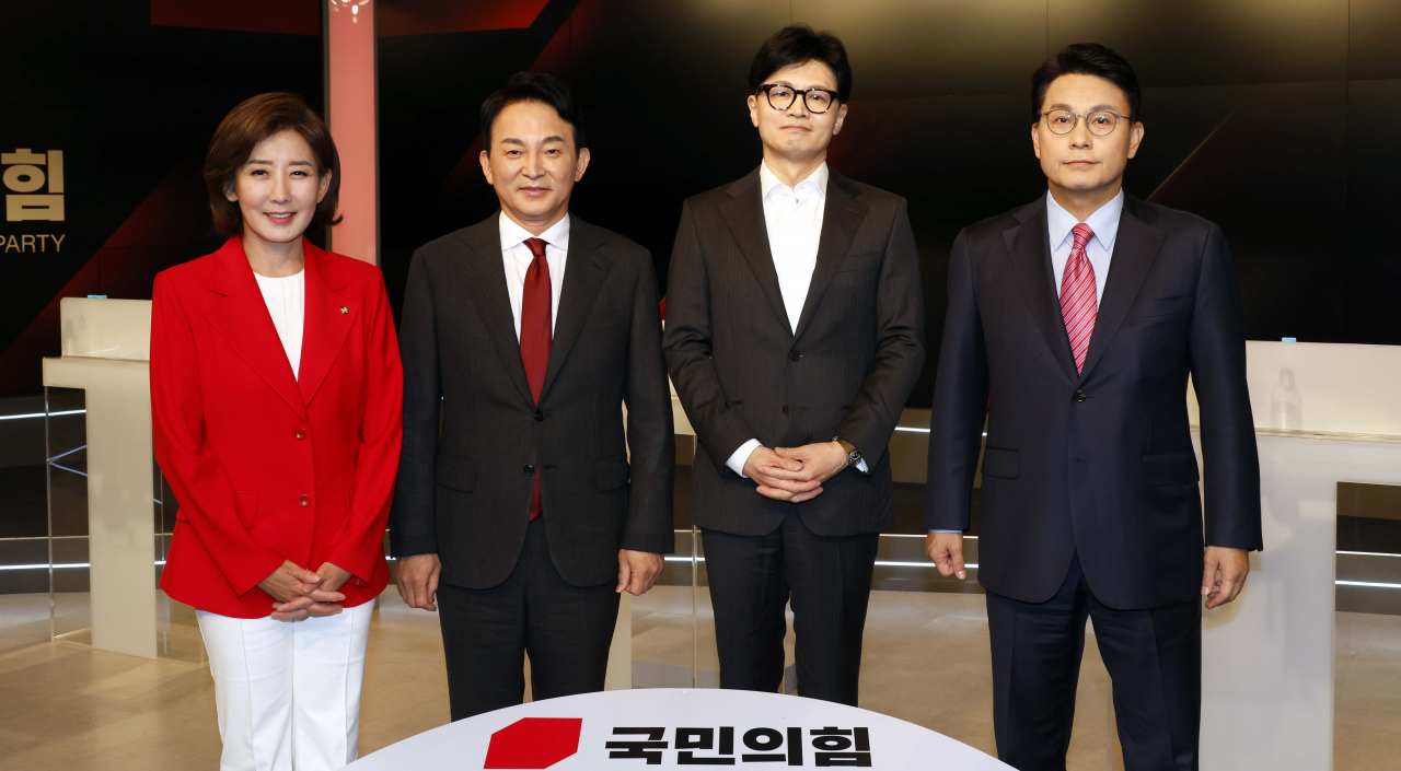 국민의힘 나경원(왼쪽부터), 원희룡, 한동훈, 윤상현 당 대표 후보가 지난 11일 서울 중구 MBN 스튜디오에서 열리는 2차 당 대표 후보 방송토론회에 앞서 기념 촬영하고 있다. [연합]