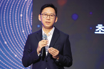 배경훈 LG AI연구원장이 11일 롯데호텔 제주에서 열린 ‘2024 한경협 CEO 제주하계포럼’에 참석해 ‘생성형 AI 생태계의 현황 및 대응방향’을 주제로 발표하고 있다. [한국경제인협회 제공]