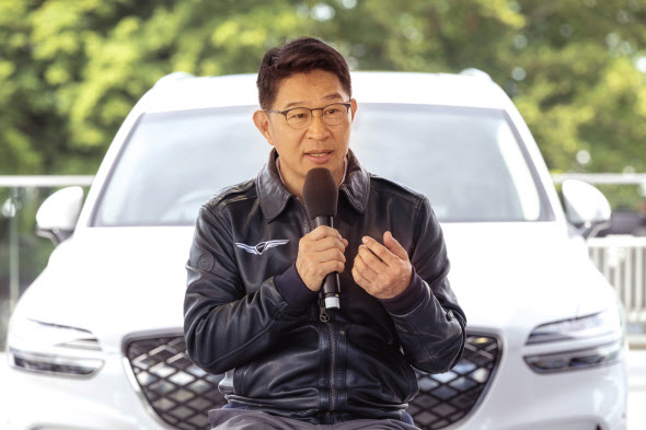 송민규 제네시스 사업본부장(부사장)이 11일(현지시간) 영국 ‘2024 굿우드 페스티벌’ 현장 미디어 간담회에서 기자들의 질문에 답하고 있다. [제네시스 제공]