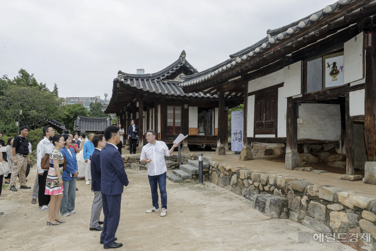 12일 대전 소대헌&bull;호연재 고택에서 열린 K-헤리티지 아트전, 반아호연의 개회식 후 주요 내빈을 대상으로 말리카 신동훈 대표가 설명을 진행하고 있다. [사진=세이버스코리아]