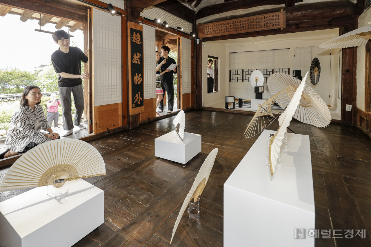 12일 대전 소대헌&bull;호연재 고택에서 열린 K-헤리티지 아트전, 반아호연을 찾은 관람객이 작품을 관람하고 있다. [사진=세이버스코리아]
