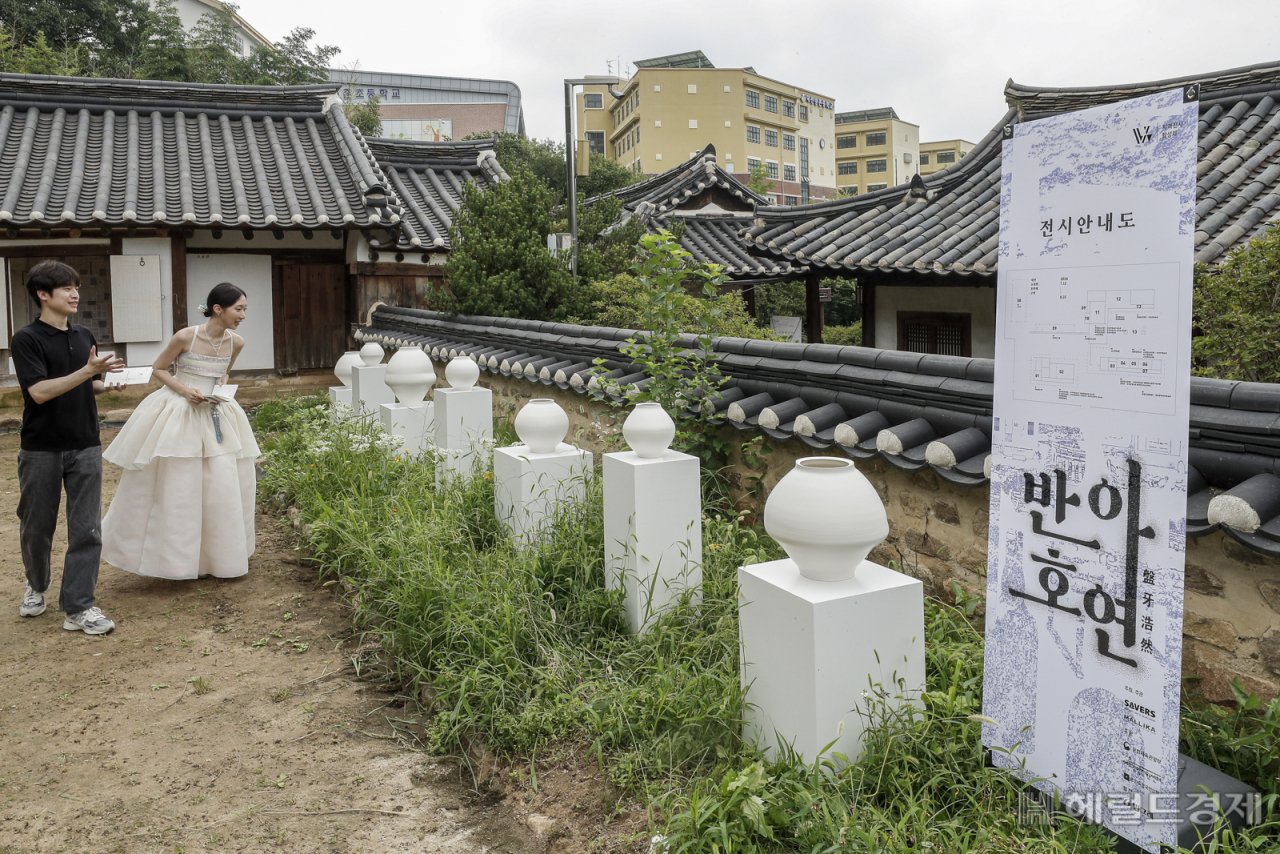 12일 대전 소대헌&bull;호연재 고택에서 열린 K-헤리티지 아트전, 반아호연을 찾은 관람객이 작품을 관람하고 있다. [사진=세이버스코리아]