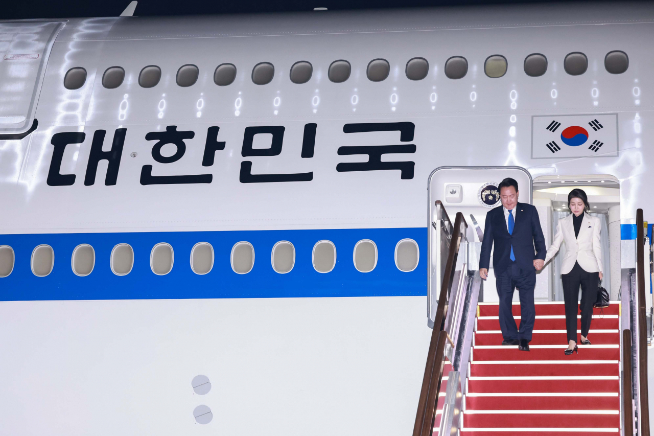 북대서양조약기구(NATO·나토) 75주년 정상회의에 참석했던 윤석열 대통령과 김건희 여사가 12일 오후 경기 성남 서울공항을 통해 귀국, 전용기인 공군 1호기에서 내리고 있다. [연합]