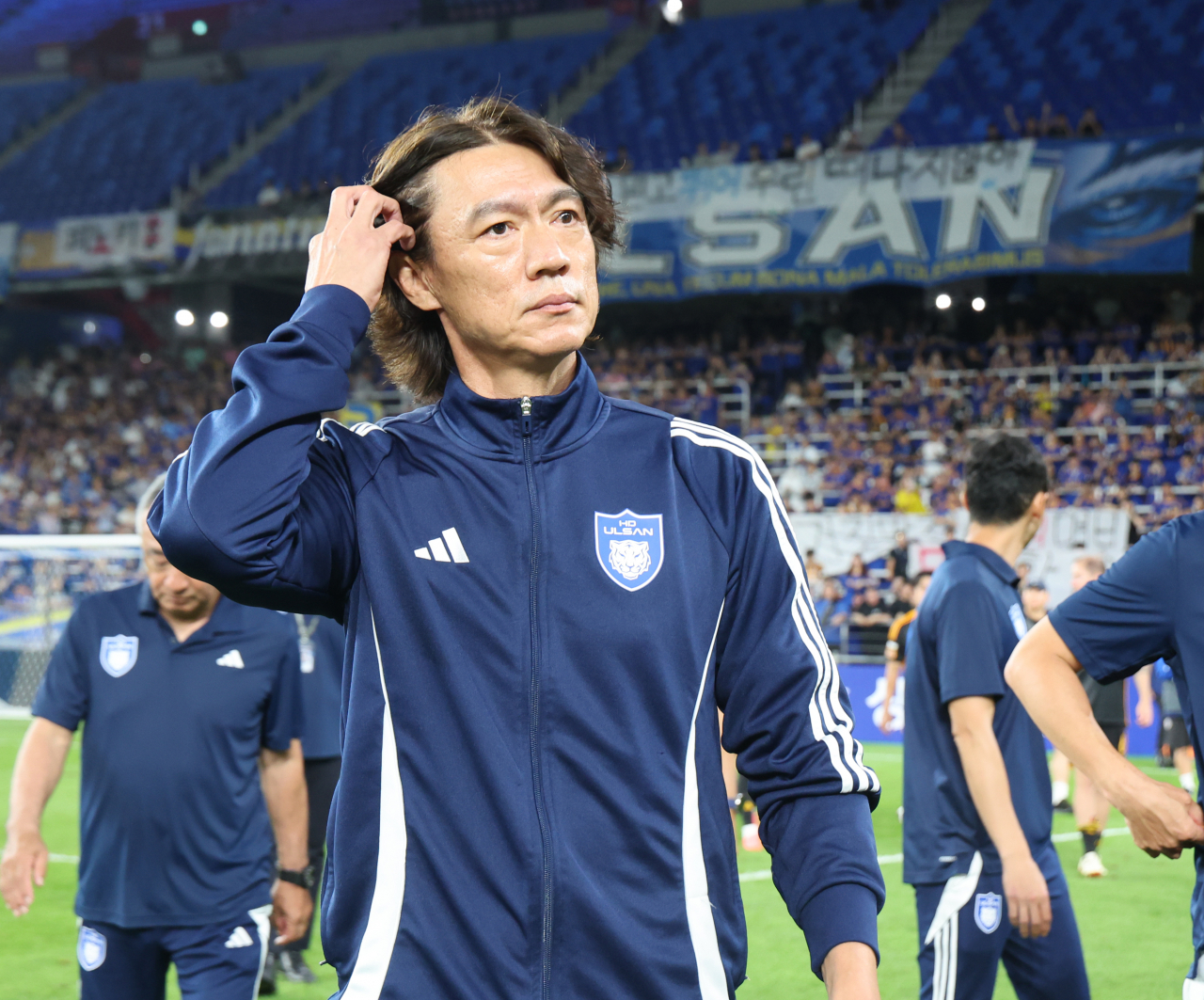 10일 오후 울산 문수축구경기장에서 축구 국가대표팀 감독으로 내정된 울산 HD 홍명보 감독이 광주FC와의 경기 후 팬들에게 인사를 마치고 경기장을 떠나고 있다. [연합]