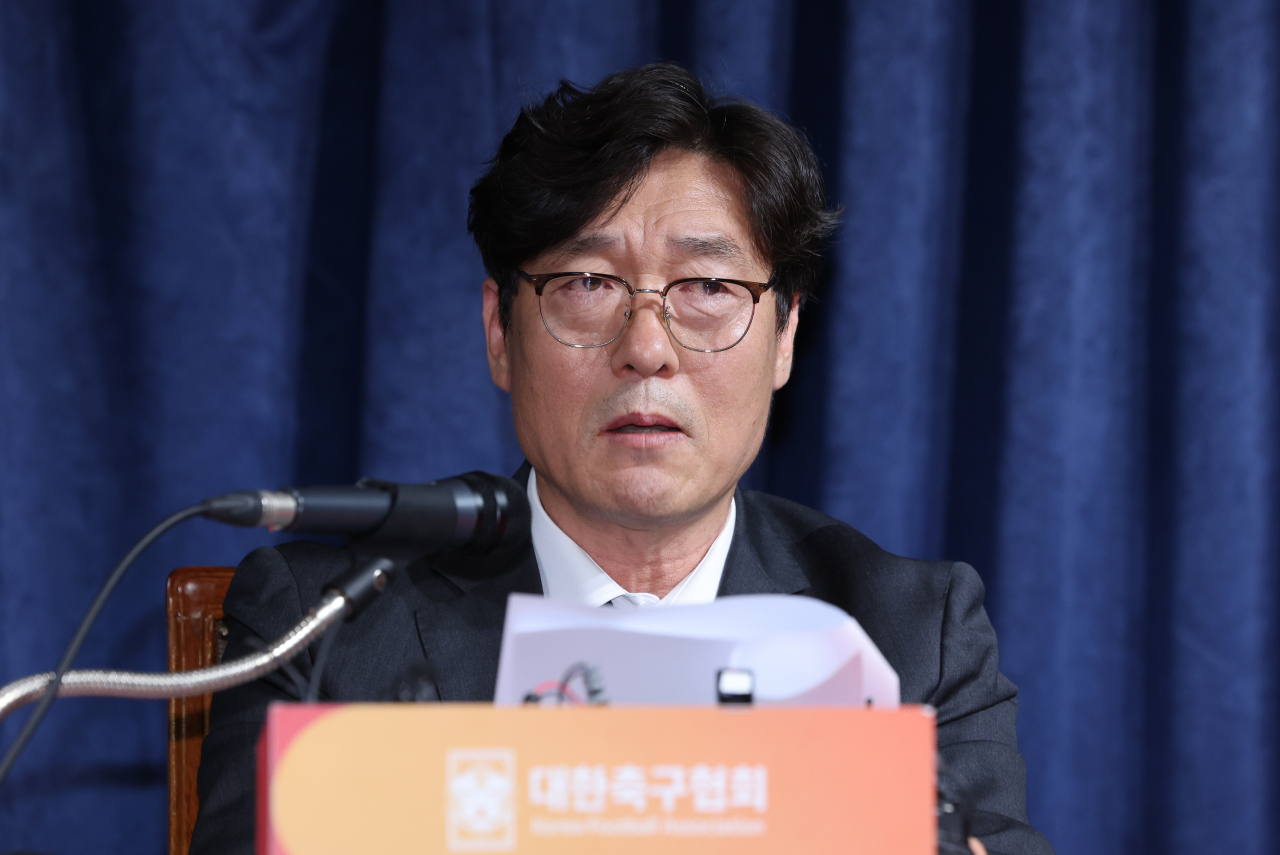 이임생 대한축구협회 기술총괄이사가 8일 오전 서울 종로구 축구회관 회의실에서 축구협회가 차기 대표팀 감독으로 홍명보 울산 HD 감독을 내정한 것과 관련해 취재진 질문에 답하고 있다. [연합]