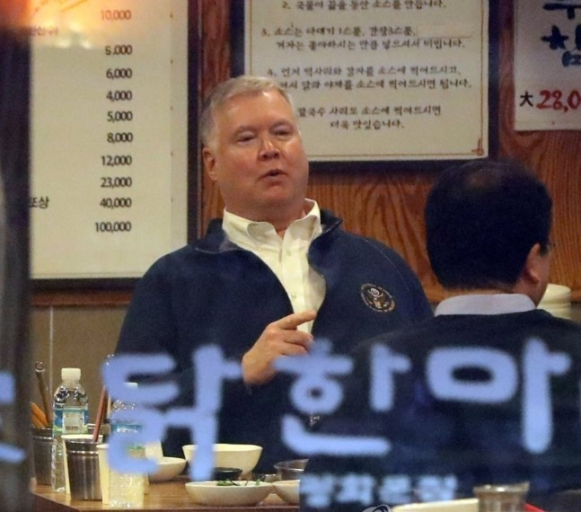 2020년 스티븐 비건 미국 전 국무부 부장관이 서울 광화문의 닭한마리 식당을 방문한 모습. [연합]