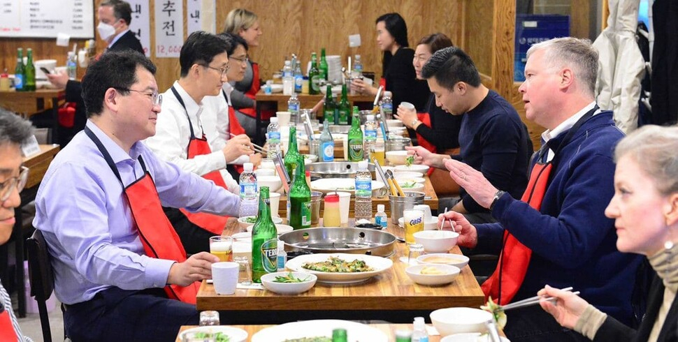 스티브 비건 미 국무부 부장관 겸 대북특별대표가 최종건 외교부 1차관(왼쪽)과 서울 종로구 ‘닭한마리 식당’에서 이야기를 나누고 있다. [외교부 제공]