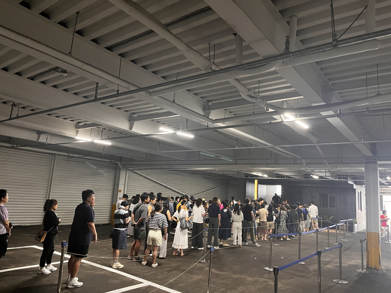 동대문구 용두동에 마련된 푸르지오 라디우스 파크 견본주택에 방문한 사람들이 대기줄을 서고 있다. 박자연 기자