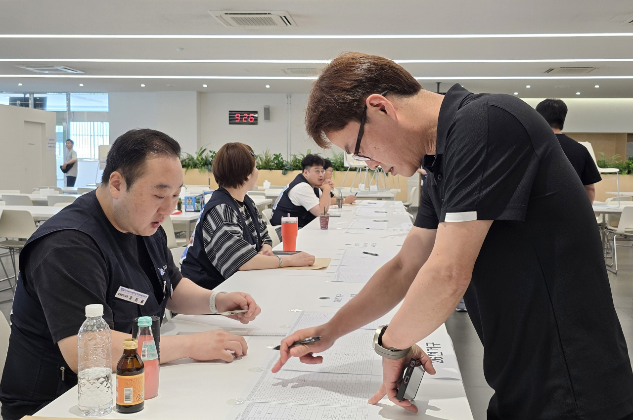 현대차 노조 조합원들이 12일 울산공장 등에서 올해 임협 잠정합의안에 대한 찬반투표를 하고 있다. [연합]