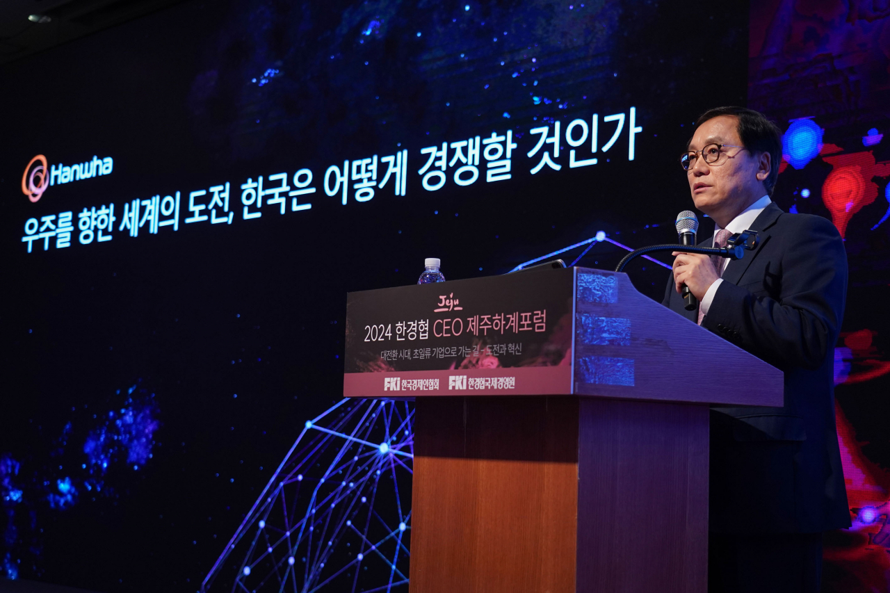 신현우 ㈜한화 사장 겸 한화에어로스페이스 PA 실장이 ‘우주를 향한 도전, 한국은 어떻게 경쟁할 것인가’를 주제로 발표하고 있다. [한경협 제공]