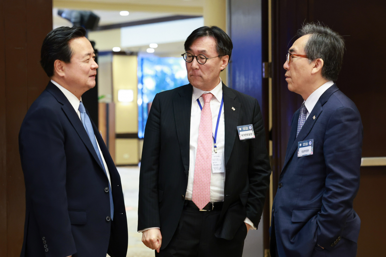 조태열 외교부 장관(오른쪽부터), 장호진 국가안보실장, 조현동 주미 대사가 지난 8일(현지시간) 미국 하와이 호놀룰루 쉐라톤 와이키키 호텔에서 열린 윤석열 대통령 하와이 방문 환영 동포간담회에서 대화하고 있다. [연합]