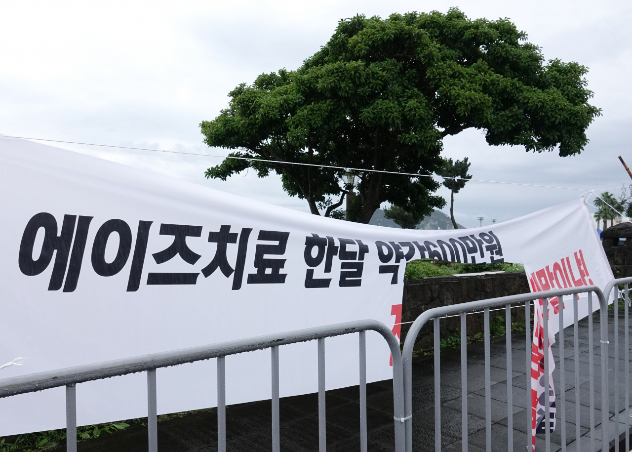 제5회 제주퀴어프라이드 행사가 열린 13일 제주 서귀포시 송산동 자구리공원 일대에 설치된 동성애 반대 현수막이 훼손돼 있다. [연합]