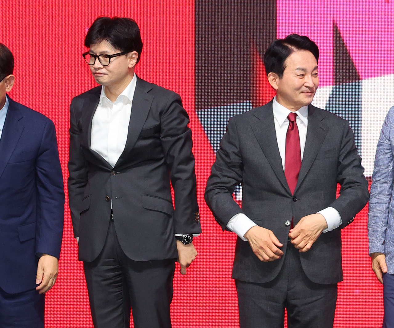 국민의힘 대표 한동훈 후보와 원희룡 후보가 지난 12일 오후 대구 엑스코에서 열린 제4차 전당대회 대구·경북 합동연설회에서 기념촬영을 마친 뒤 자리로 향하고 있다. [연합]