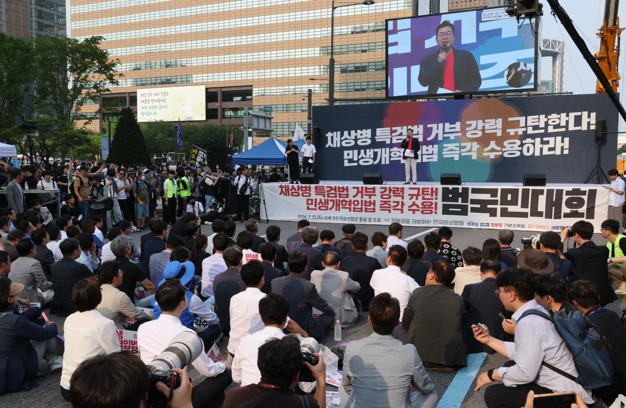 민주당 박찬대 대표 직무대행 겸 원내대표가 13일 광화문광장 인근에서 열린 채상병 특검법 거부권 규탄 범국민대회에서 발언하고 있다. [연합]