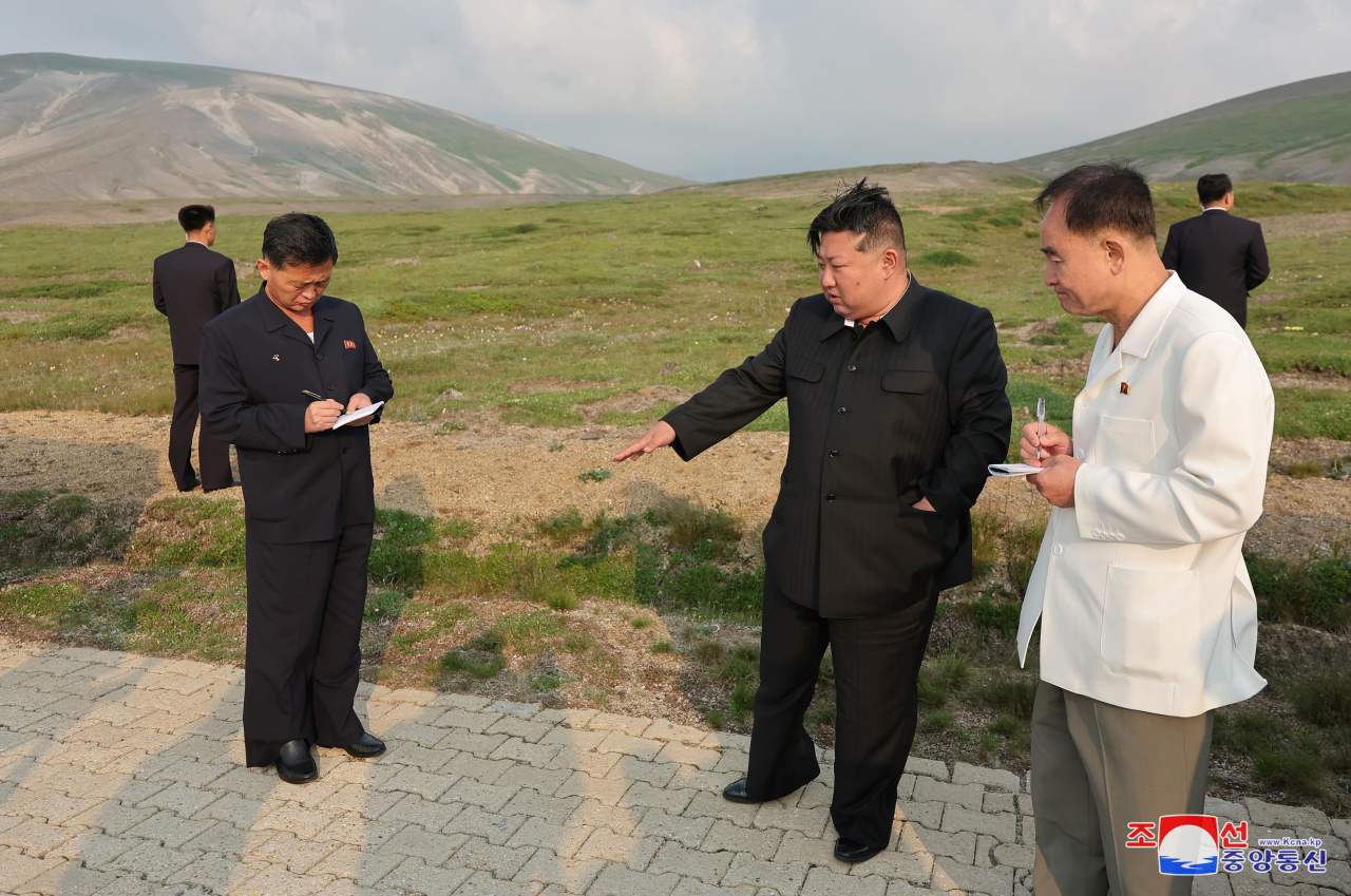 북한 김정은 국무위원장이 7월 11일과 12일에 걸쳐 이틀 동안 삼지연시 건설사업 전반을 현지지도 했다고 조선중앙통신이 14일 보도했다. [연합]