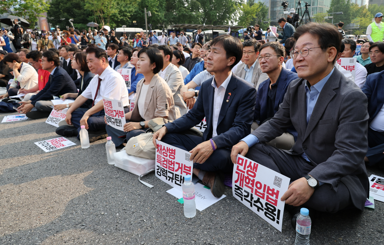 이재명 더불어민주당 전 대표가 13일 광화문광장 인근에서 열린 채상병 특검법 거부권 규탄 범국민대회에 참석하고 있다. 이 전 대표는 주최 측이 앞줄 가운데 자리로 안내했지만, 가장자리에 앉았다. [연합]
