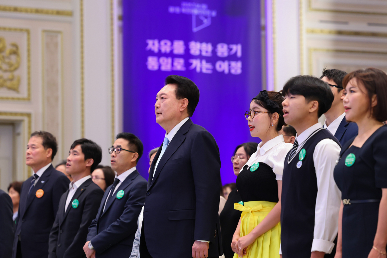윤석열 대통령이 14일 청와대 영빈관에서 열린 '제1회 북한이탈주민의날 기념식'에서 애국가를 부르고 있다. [연합]