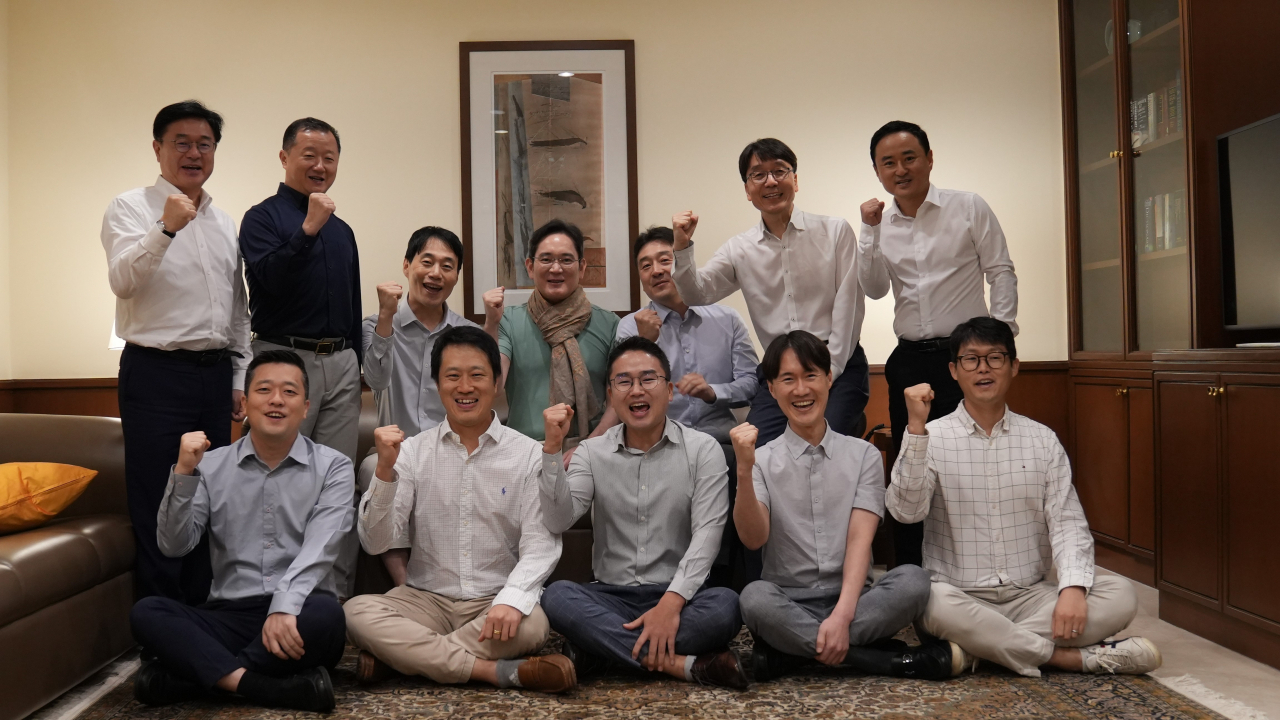 이재용 삼성전자 회장이 13일 인도 뭄바이에서 현지 임직원들과 간담회를 가진후 기념사진을 촬영하고 있다. [삼성전자 제공]