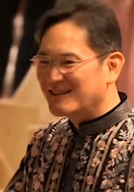 이재용 삼성전자 회장이 12일(현지시간) 인도 뭄바이에서 열린 무케시 암바니 릴라이언스 인더스트리즈 회장의 막내아들 결혼식 축하연에서 참석자들과 대화를 하고 있다. [Zoom TV 페이스북]
