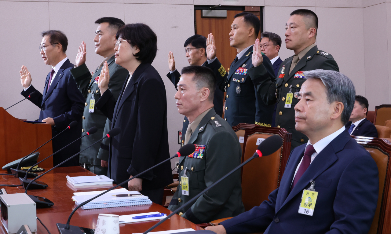 지난달 21일 국회 법제사법위원회에서 열린 ‘순직 해병 진상규명 방해 및 사건은폐 등의 진상규명을 위한 특별검사 임명법(채상병특검법)’에 대한 입법청문회에서 핵심 증인인 이종섭 전 국방부 장관과 임성근 전 해병대 1사단장이 증인선서를 거부한 채 자리에 앉아 있다. 앞줄 왼쪽부터 박성재 법무부 장관, 박정훈 전 해병대 수사단장, 유재은 국방부 법무관리관, 임성근 전 해병대 1사단장, 이종섭 전 국방부 장관. [연합]