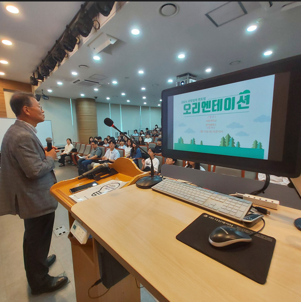 과학영재 사회공헌활동 발대식 개최모습. 연구책임교수인 전상학교수(서울대학교 사범대학 생물교육과, 왼쪽 첫번째)가 과학영재 사회공헌활동을 설명하고 있다.[한국과학창의재단 제공]